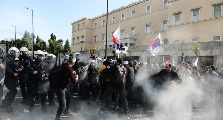 Επεισόδια έξω από τη Βουλή – Έπεσαν χημικά στην πορεία των εκπαιδευτικών (εικόνες)