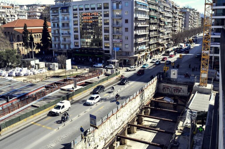 Θεσσαλονίκη: Γέμισε με λάδια η Εγνατία μετά από τροχαίο τα ξημερώματα