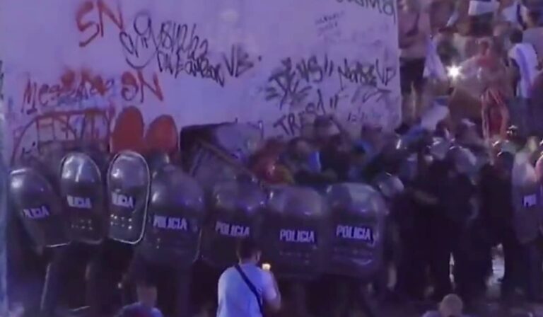 Αργεντινή: Η γιορτή στο Μπουένος Άιρες μετατράπηκε σε πεδίο μάχης – Παγιδεύτηκαν αστυνομικοί και χρησιμοποίησαν σφαίρες από καουτσούκ (βίντεο)