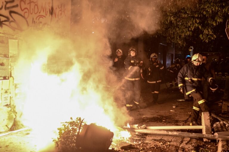 Εικόνες από τα επεισόδια στα Εξάρχεια μετά την πορεία στη μνήμη του Γρηγορόπουλου