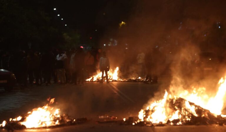 Επεισόδια από Ρομά σε Ασπρόπυργο και Μέγαρα – Έβαλαν φωτιά σε κατάστημα με ελαστικά