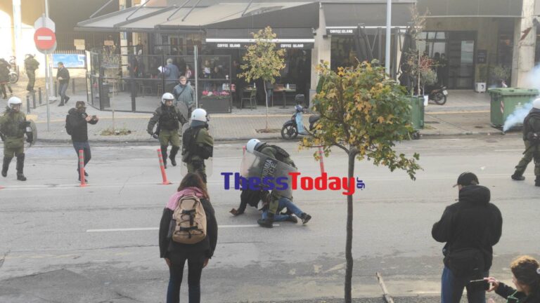 Θεσσαλονίκη: Οργισμένοι οι συγγενείς του Ρομά στα δικαστήρια – Χρήση χημικών και οδοφράγματα (εικόνες & βίντεο)