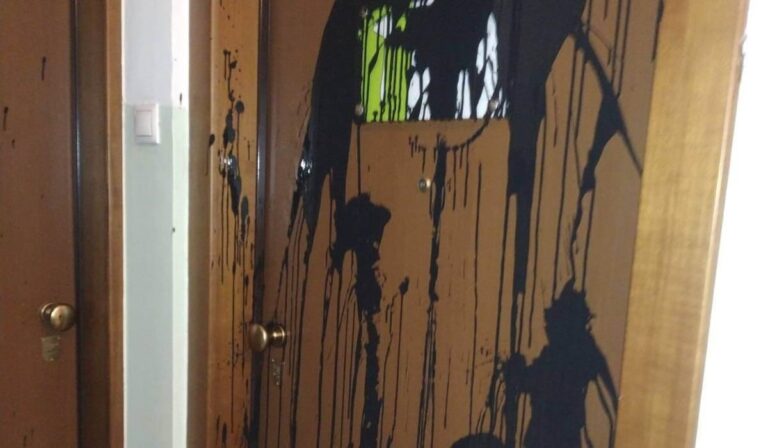 Θεσσαλονίκη: Επίθεση με μπογιές στο γραφείο του διευθυντή της παιδιατρικής κλινικής του Ιπποκρατείου για τον 16χρονο Ρομά 