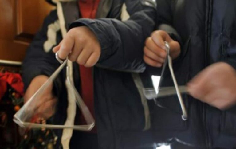 Θεσσαλονίκη: Τρόμος για ανήλικα παιδιά που έλεγαν τα κάλαντα – Τα λήστεψαν Ρομά