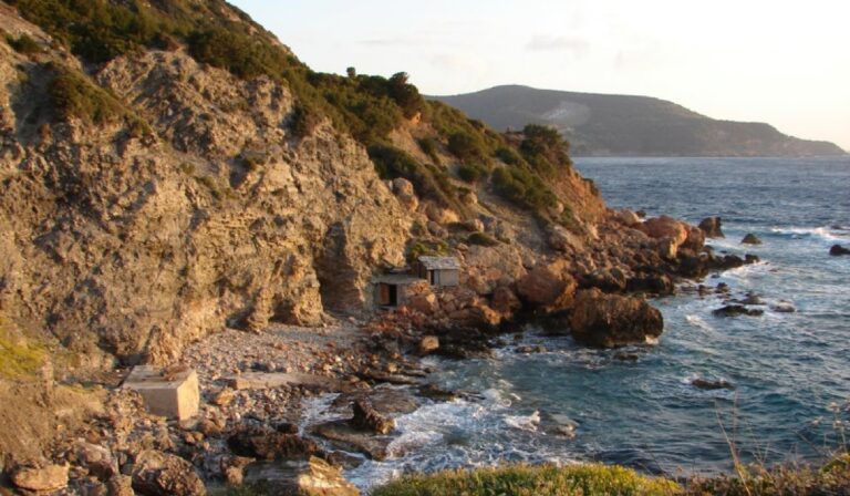 Καραλήδες: Το χωριό «φάντασμα» της Εύβοιας που καταστράφηκε από τον μεγάλο σεισμό και ο φόβος των κατοίκων