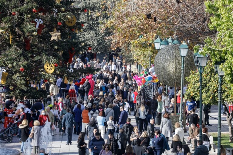 ΕΛΣΤΑΤ: Σε 9.716.889 άτομα ανέρχεται ο νόμιμος πληθυσμός της Ελλάδας