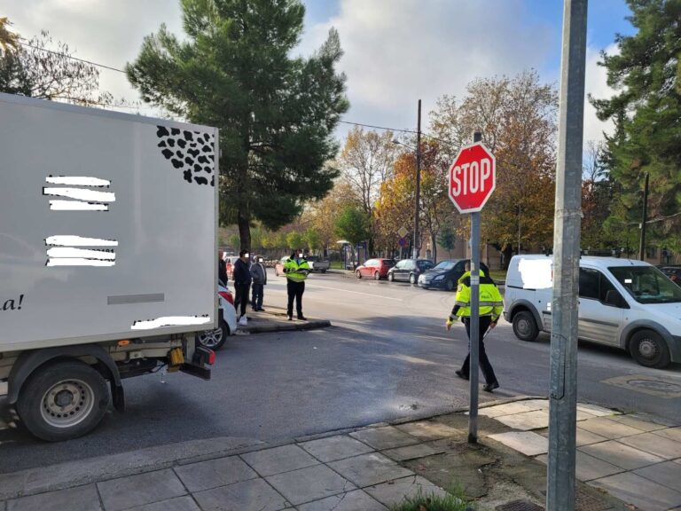 Γυναίκα παρασύρθηκε από φορτηγό στη Λάρισα! (εικόνες)