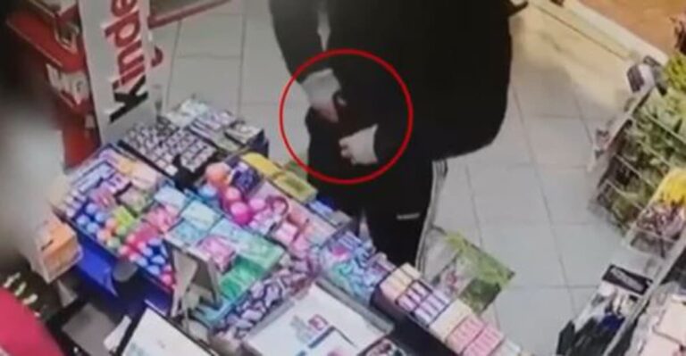 Θεσσαλονίκη: Ο ληστής με την κουκούλα και το κασκόλ μπούκαρε για δεύτερη φορά μέσα σε δέκα μέρες στο ίδιο ψιλικατζίδικο!