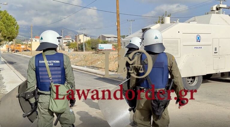 Μενίδι: Επιχείρηση της ΕΛΑΣ εκεί που οι Ρομά έκαψαν το λεωφορείο – Έρευνες σε σπίτια (βίντεο)