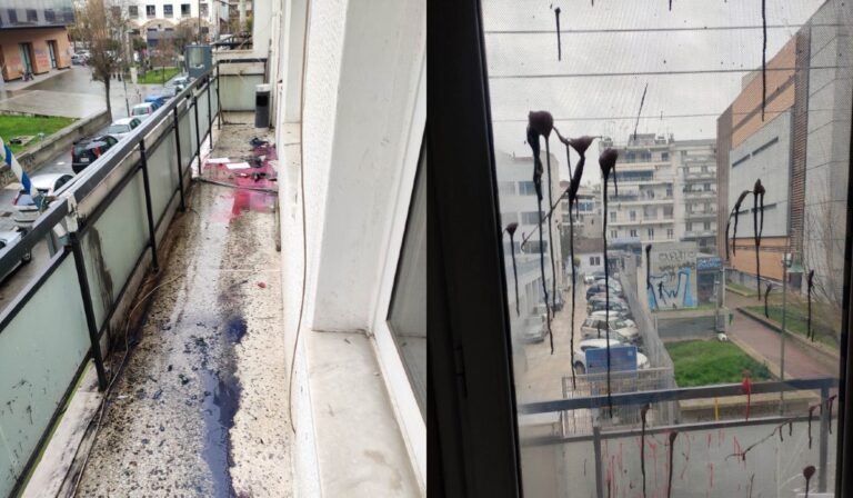 Λάρισα: Άγνωστοι επιτέθηκαν με μπογιές στα γραφεία της ΝΔ (εικόνες)