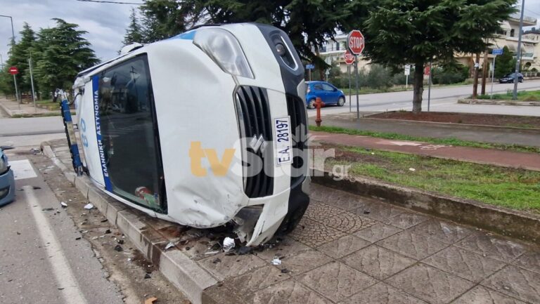 Απίστευτο τροχαίο με περιπολικό στη Λαμία: Τούμπαρε πάνω σε πεζοδρόμιο! (βίντεο & εικόνες)