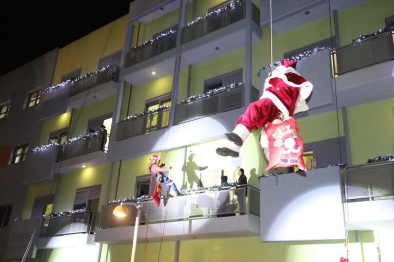 Απίστευτη έκπληξη στο Ογκολογικό Παίδων από πυροσβέστες: Ντύθηκαν «ιπτάμενοι Αγιοβασίληδες» και μοίρασαν δώρα στα παιδιά!