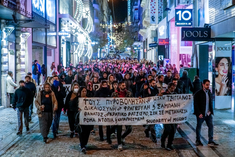 Άγνωστοι επιτέθηκαν σε διμοιρία των ΜΑΤ στη Χαριλάου Τρικούπη - Σε εξέλιξη  πορεία για τον πυροβολισμό 16χρονου από αστυνομικό στη Θεσσαλονίκη (εικόνες  & βίντεο) - Law & Order