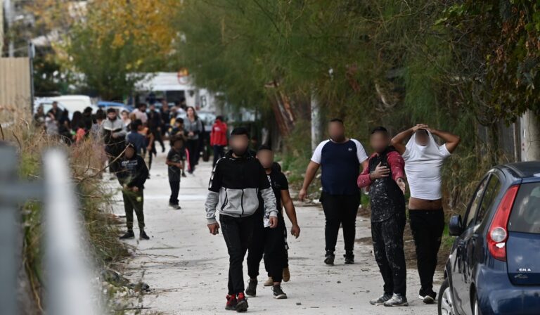 Επεισόδια με Ρομά: Έκλεισε η εθνική Αθηνών – Πατρών στα Μέγαρα και στο Κιάτο