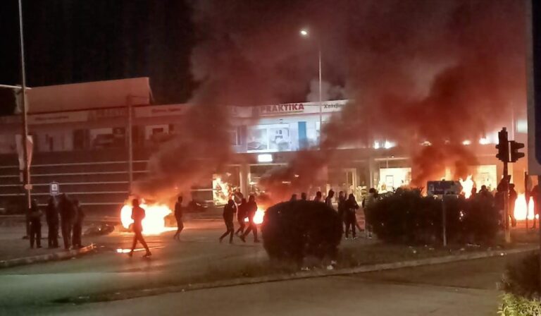 Επεισόδια από Ρομά στο Αγρίνιο: Έκαψαν κάδους και πετούσαν πέτρες σε αστυνομικούς (εικόνες & βίντεο)  