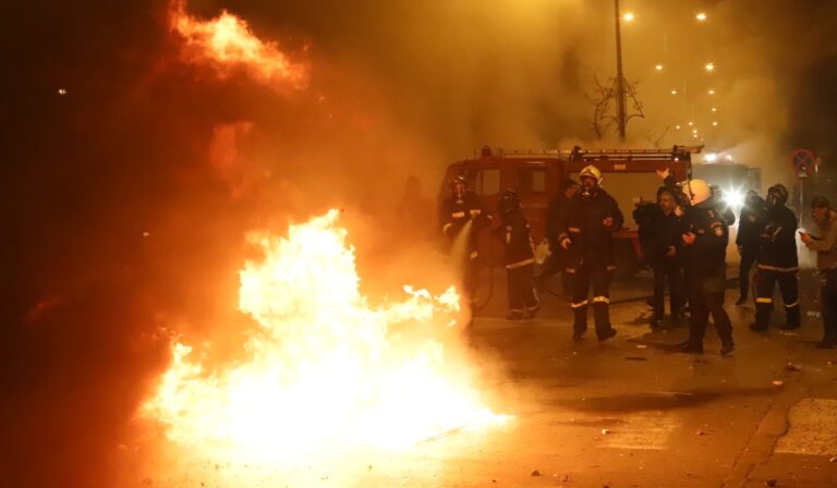 Θεσσαλονίκη: Τουλάχιστον 16 προσαγωγές για τα σοβαρά επεισόδια μετά την πορεία για τον Γρηγορόπουλο – Τεράστιες καταστροφές στην πόλη (εικόνες & βίντεο)