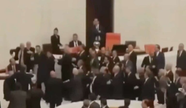 Σοκαριστικό βίντεο: Άγριο ξύλο στη βουλή της Τουρκίας – Στην εντατική βουλευτής της αντιπολίτευσης  