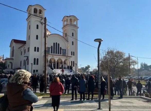 Αγρίνιο: Θρήνος στη κηδεία του 18χρονου που σκοτώθηκε σε τροχαίο (εικόνες)