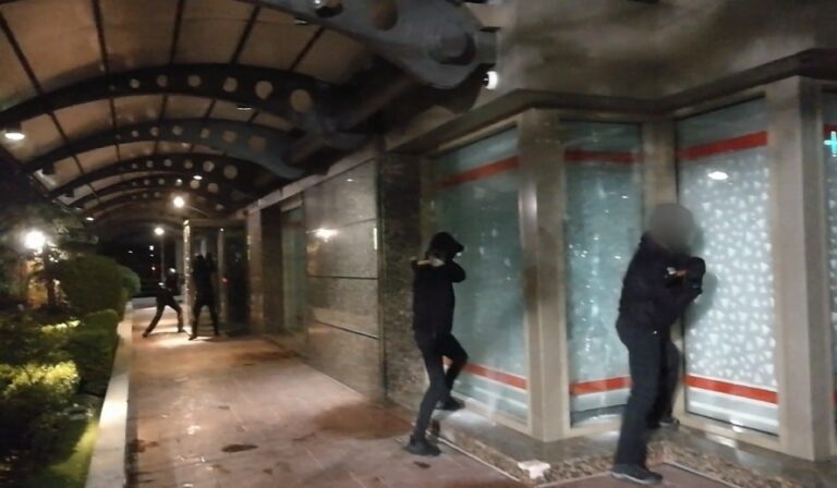 Ο Ρουβίκωνας επιτέθηκε με βαριοπούλες στα γραφεία της Cepal Hellas στη Συγγρού (βίντεο)