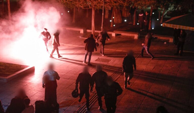 Επεισόδια μεταξύ αντιφασιστικών οργανώσεων και μέλη της Χρυσής Αυγής στο Σύνταγμα (βίντεο)