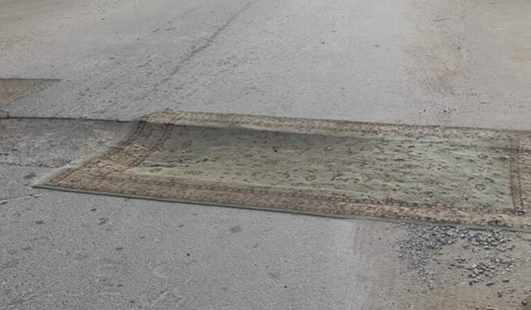 Απίστευτο περιστατικό στην Αλεξανδρούπολη: Κάλυψαν λακκούβες σε δρόμο με χαλί! (εικόνα)