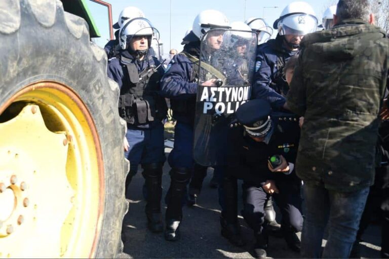 Καρδίτσα: Επεισόδια ανάμεσα σε αγρότες και αστυνομικούς  – Διαπληκτισμοί και χημικά (εικόνες & βίντεο)