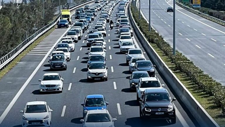 Τροχαίο στην Αττική Οδό: Κλειστές λωρίδες και μεγάλες καθυστερήσεις