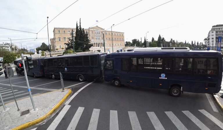 Αυτοκίνητο προσέκρουσε σε κλούβα των ΜΑΤ στην Ακαδημίας – Βρέθηκαν ναρκωτικά στην κατοχή του οδηγού!