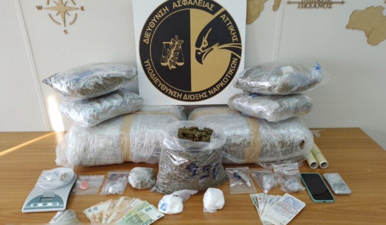 Επιχείρηση της ΕΛ.ΑΣ. στα Νότια Προάστια για ναρκωτικά – Κατασχέθηκαν πάνω από 2 κιλά κοκαΐνης, έγιναν 5 συλλήψεις (εικόνες)