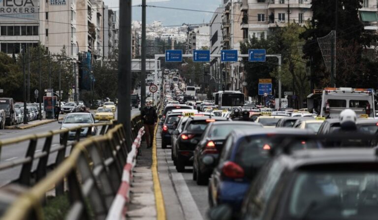 Διπλό τροχαίο στη Συγγρού – Αυξημένη κίνηση στην κάθοδο προς παραλιακή