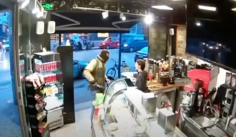 Απίθανο περιστατικό στη Λάρισα: Νεαρός έκανε τέσσερις αποτυχημένες ληστείες μέσα σε λίγα λεπτά! (βίντεο)