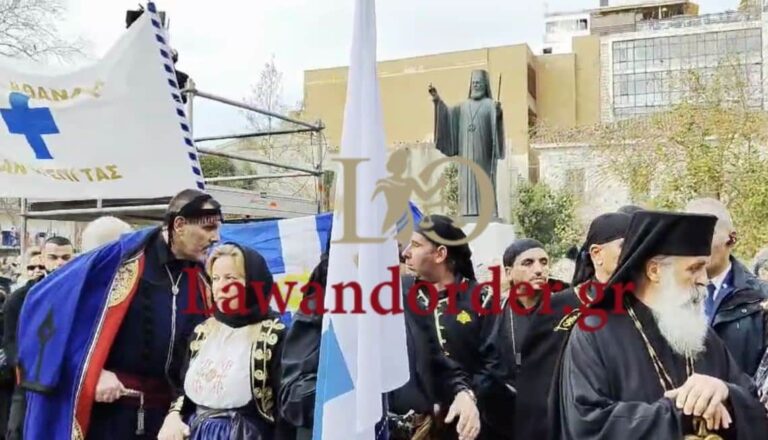 Κηδεία τέως βασιλιά Κωνσταντίνου: Μανιάτες λένε το «τελευταίο αντίο» στη Μητρόπολη (βίντεο)