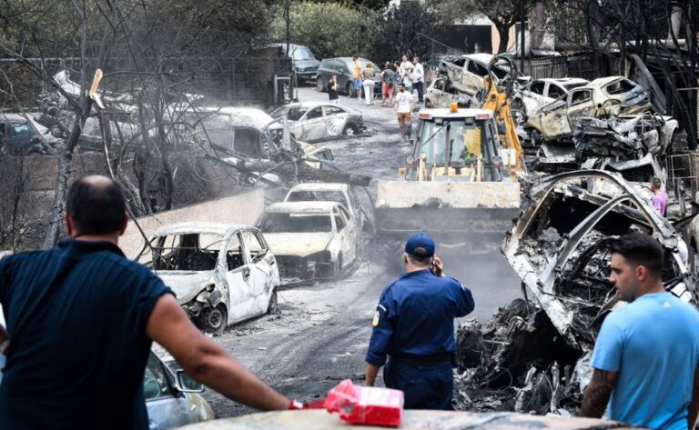 Δίκη για Μάτι: Μάρτυρες της τραγωδίας περιγράφουν την «κόλαση» που έζησαν – «Ήμουν για ώρες αβοήθητη μέσα στη θάλασσα, νόμιζα ότι με χτύπησε ξύλο αλλά ήταν πτώμα»