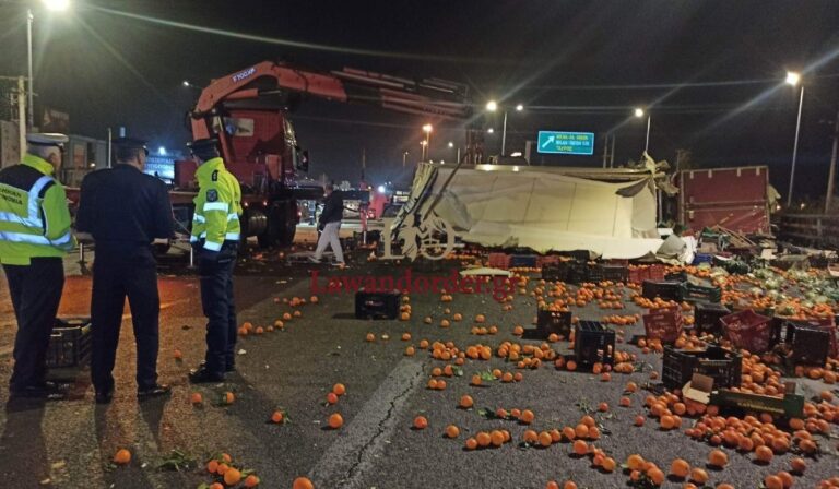 Τροχαίο στον Κηφισό: Ανετράπη νταλίκα με πορτοκάλια – Προβλήματα στην κυκλοφορία (εικόνες & βίντεο)