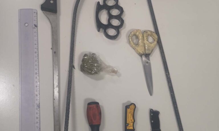 Ομόνοια: Αστυνομικοί «τσάκωσαν» επ’ αυτοφώρω αλλοδαπούς με όπλα και ναρκωτικά – Κουβαλούσαν από ψαλίδι και κατσαβίδι μέχρι μαχαίρι και σιδερόβεργα! (εικόνα)