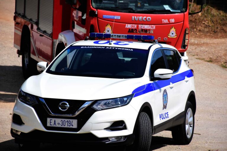 Μήλος: Αστυνομικοί και πυροσβέστες έσβησαν φωτιά στο ΧΥΤΑ – Κάηκαν 70.000 δέματα απορριμμάτων!