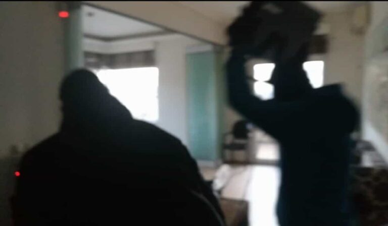 Ο Ρουβίκωνας έκανε «ντου» στο δικηγορικό γραφείο «Ανδρικόπουλος» στους Αμπελοκήπους (βίντεο)