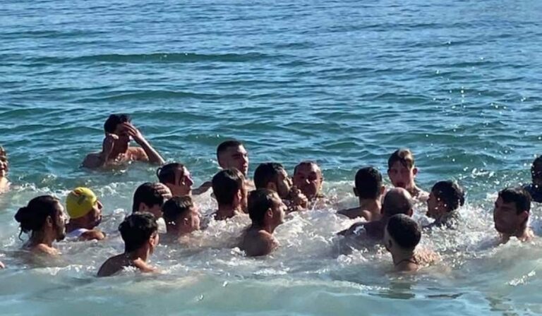 Αστυνομικός της Ομάδας ΔΙ.ΑΣ. βούτηξε και έφτασε στον σταυρό στην Αρτεμίδα