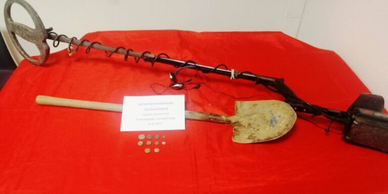 Θεσσαλονίκη: Έπιασαν στα «πράσα» ανδρόγυνο ηλικιωμένων την ώρα που έψαχνε για αρχαία με ανιχνευτή μετάλλων – Τι βρέθηκε στο σπίτι τους (εικόνες)