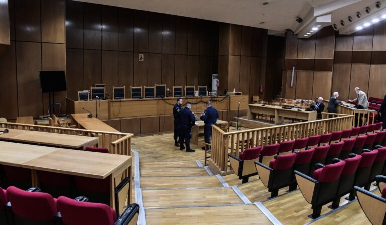 Δίκη Χρυσής Αυγής: «Η ομάδα ΔΙΑΣ  δεν είναι εκπαιδευμένη να αντιμετωπίζει “όχλο”», είπε μάρτυρας αστυνομικός – Τι ανέφερε για τον Ρουπακιά