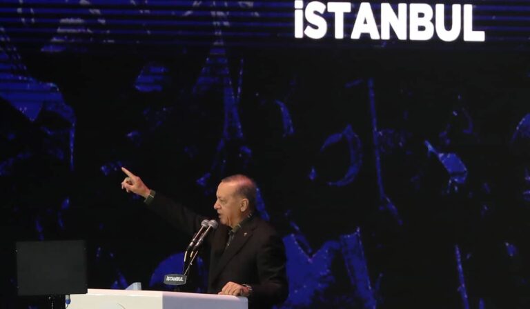 Αντιμέτωπος με την οργή σεισμοπαθών στην Τουρκία ο Ερντογάν – «Ντροπή, μην έρθεις εδώ να ζητήσεις ψήφους!»