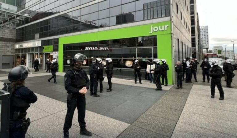 Αστυνομική επιχείρηση στην πλατεία Λα Ντεφάνς στη Γαλλία: Ο κόσμος καλείται να εγκαταλείψει την περιοχή – Αναφορές για πυροβολισμούς (βίντεο)