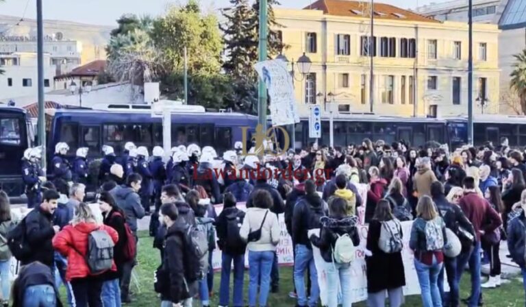 Εκπαιδευτικοί διαμαρτύρονται έξω από το Μέγαρο Μουσικής – Επεισόδια με χημικά! (βίντεο)