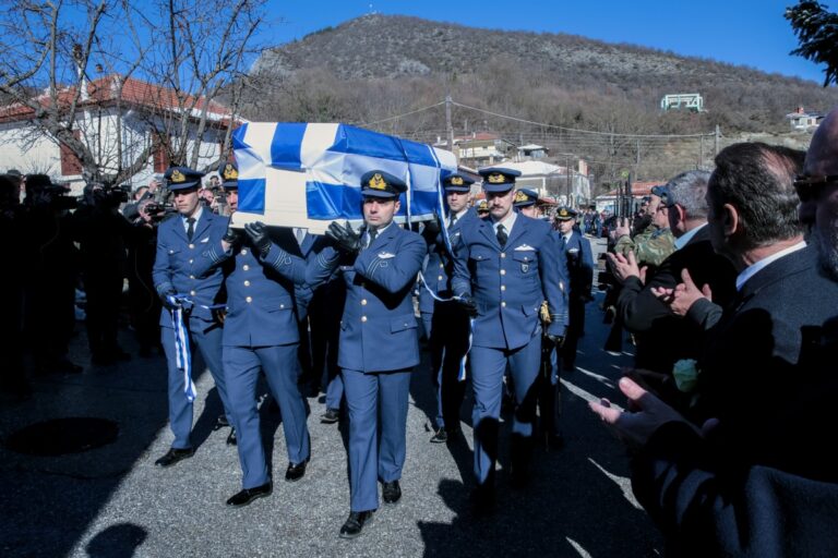 Ευστάθιος Τσιτλακίδης: Συγκίνηση στην κηδεία του κυβερνήτη του Phantom – Τον αποχαιρέτησαν με μπομπονιέρες και λευκά τριαντάφυλλα (εικόνες & βίντεο)