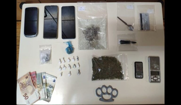 Ρέθυμνο: Αστυνομικοί συνέλαβαν διακινητή κοκαΐνης την ώρα που προμήθευε πελάτες