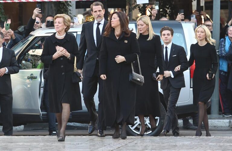 Μνημόσυνο τέως βασιλιά Κωνσταντίνου: Ποιοι έδωσαν το «παρών» (εικόνες)