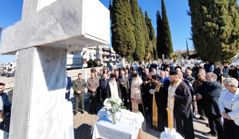 Ναύπλιο: Μνημόσυνο για τους πεσόντες αστυνομικούς και στρατιωτικούς στο κοιμητήριο της πόλης (βίντεο)