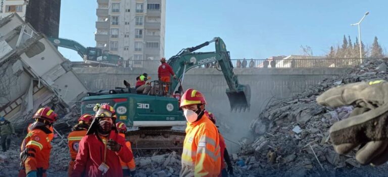 Πατέρας και γιος από τη Θεσσαλονίκη επιχείρησαν μαζί στα χαλάσματα των φονικών σεισμών στην Τουρκία – «Δεν θα ξεχάσουμε την οσμή του θανάτου» (εικόνες)
