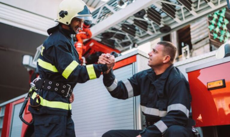 Οι Βρετανοί πυροσβέστες δεν θα απεργήσουν, αυξάνονται οι μισθοί τους