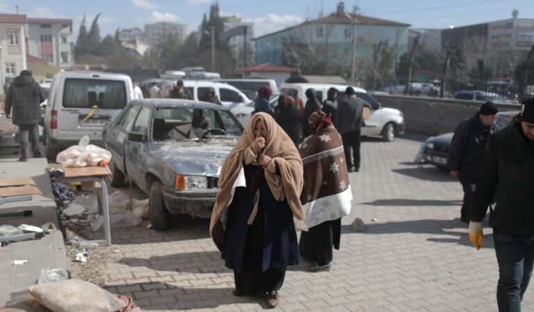 Τουρκία: Η συγκλονιστική περιγραφή Τουρκάλας για τον σεισμό, «η θεία μου ήταν εγκλωβισμένη, λιποθύμησε 5 φορές και έτρωγε πέτρες» – Το «ευχαριστώ» στην Ελλάδα (βίντεο)